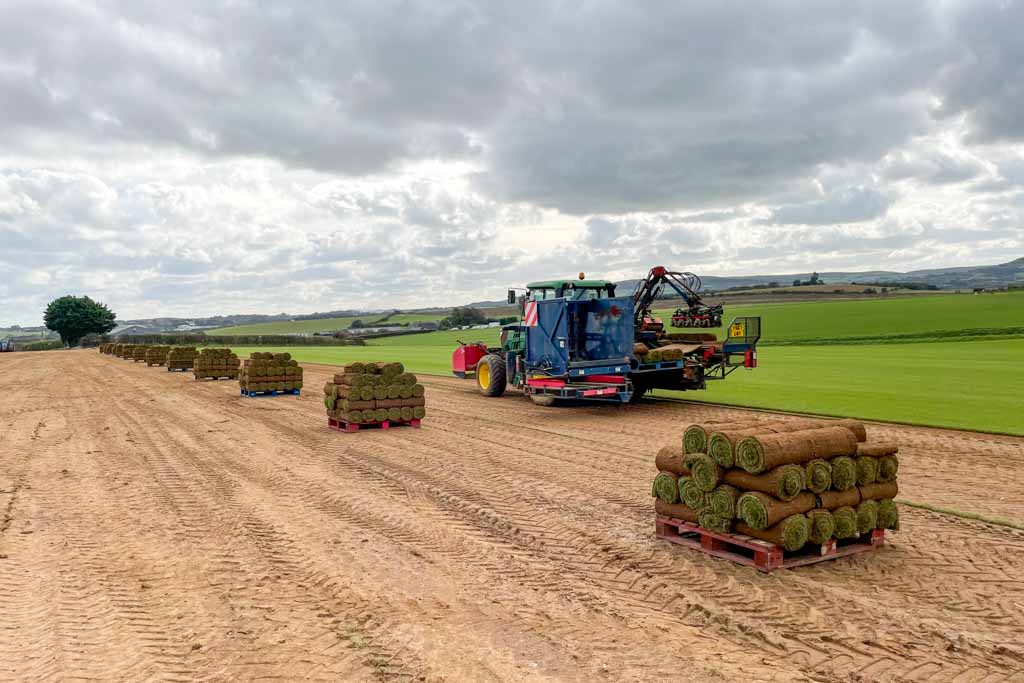 Cutting garden turf