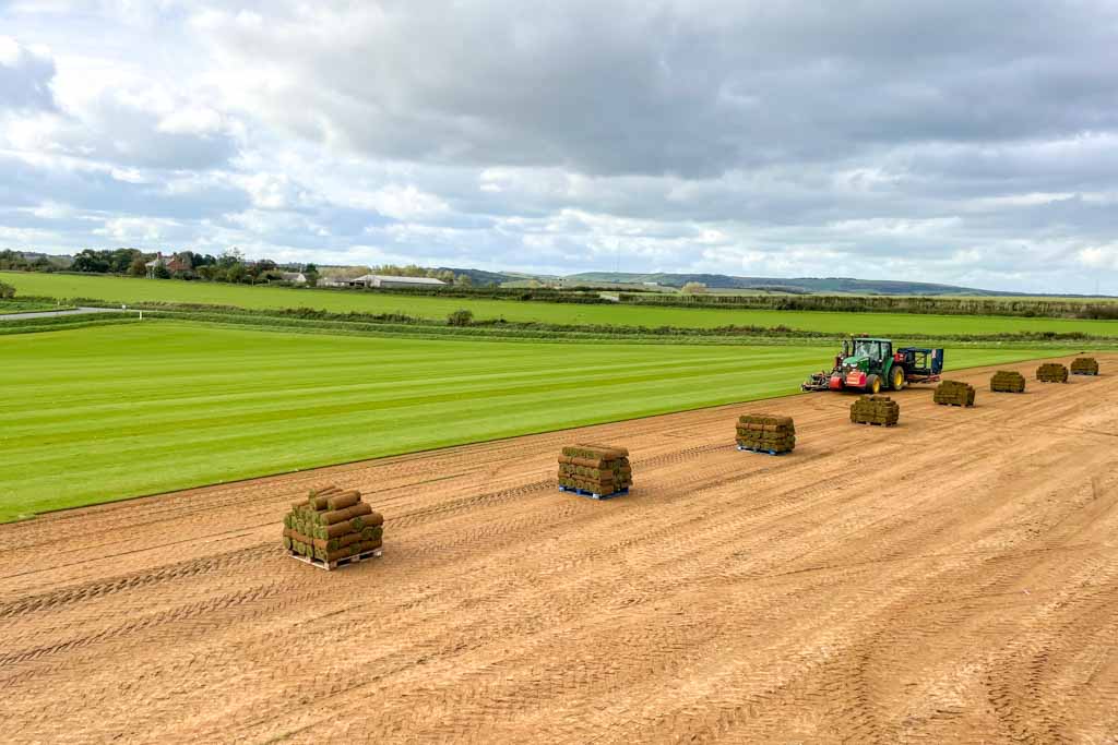 Cutting garden turf